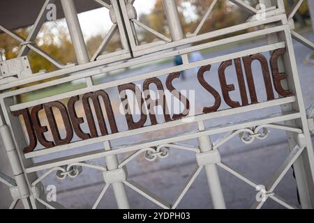 Weimar, Deutschland. Oktober 2024. Auf einer Metalltür am Haupteingang des ehemaligen Konzentrationslagers Buchenwald sind die Worte „Jedem das seine“, was „jedem seinen eigenen“ bedeutet, eingeprägt. Tausende Juden und andere Gefangene starben im Lager Buchenwald während des Zweiten Weltkriegs unter schrecklichen Bedingungen (Foto: Vasily Krestyaninov/SOPA Images/SIPA USA) Credit: SIPA USA/Alamy Live News Stockfoto