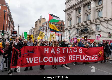 London, Großbritannien. Oktober 2024. Anti-Rassisten nehmen an Stand Up to Rassismus's Stop Tommy Robinson und der rechtsextremen Gegenproteste Teil. Ein großer Polizeieinsatz sorgte dafür, dass Anhänger von Stephen Yaxley-Lennon, dem rechtsextremen Aktivisten, besser bekannt als Tommy Robinson, der an einem separaten marsch teilnahm, vom Stand gegen Rassismus-Gegenprotestierende ferngehalten wurden. Yaxley-Lennon wurde am Tag zuvor in Gewahrsam genommen, bis am 28. Oktober eine Verhandlung am Woolwich Crown Court anhängig war. Quelle: Mark Kerrison/Alamy Live News Stockfoto