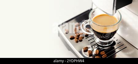 Kaffeemaschine mit einer Tasse mit Kaffee und einem Haufen Kaffeesatz auf der Theke Stockfoto