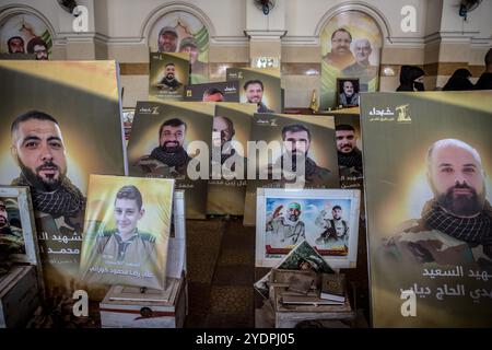 Beirut, Libanon. Oktober 2024. Gräber auf dem Friedhof Rawdat Alhawra' Zaynab für schiitische Muslime in den südlichen Vororten von Beirut sind zu sehen. Hisbollah-Kämpfer und Opfer von Luftangriffen gehören zu den dort beerdigten. Nabatieh steht seit Anfang Oktober unter israelischem Evakuierungsbefehl. Israel eskalierte seine Angriffe auf den Libanon Mitte September und behauptete, es sei auf Hisbollah-Beamte und Infrastruktur gerichtet. Quelle: SOPA Images Limited/Alamy Live News Stockfoto