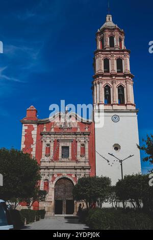 Tempel von San Juan Bautista in Venado, San Luis Potosí auf dem Stadtplatz von Venado San Luis Potosí, Mexiko. Eingangsfassade zur Gemeinde oder Gemeinde Venado im Altiplano. (Foto: Luis Gutierrez/ Norte Photo). Templo de San Juan Bautista en Venado, San Luis Potosí en la plaza del municipio Venado San Luis Potosí, Mexiko. Fachada entrada al, municipio o cumunidad de Venado en el Altiplano. (Foto: Luis Gutierrez/Norte Photo) Stockfoto