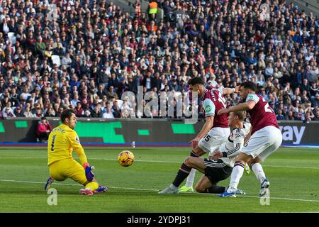 Manchester United Stürmer Rasmus Hojlund (9) Højlund schießt beim Spiel West Ham United FC gegen Manchester United FC English Premier League im London Stadium, London, England, Vereinigtes Königreich am 27. Oktober 2024 Credit: Every Second Media/Alamy Live News Stockfoto