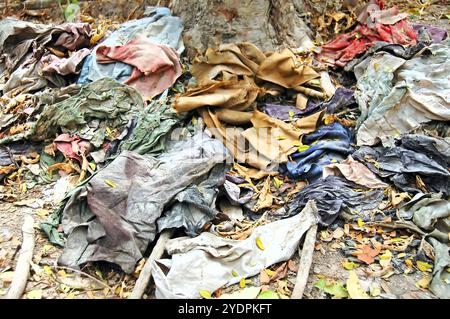 Kleidung liegt noch immer in den kambodschanischen Tötungsfeldern als Gedenkstätte für die 8985 unschuldigen Opfer. Stockfoto