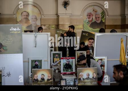 Beirut, Libanon. Oktober 2024. Auf dem Friedhof Rawdat Alhawra' Zaynab umarmt man schiitische Muslime in Beiruts südlichen Vororten. Hisbollah-Kämpfer gehören zu den dort beerdigten. Nabatieh steht seit Anfang Oktober unter israelischem Evakuierungsbefehl. Israel eskalierte seine Angriffe auf den Libanon Mitte September und behauptete, es sei auf Hisbollah-Beamte und Infrastruktur gerichtet. (Credit Image: © Sally Hayden/SOPA Images via ZUMA Press Wire) NUR REDAKTIONELLE VERWENDUNG! Nicht für kommerzielle ZWECKE! Stockfoto