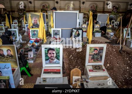 Beirut, Libanon. Oktober 2024. Trauernde besuchen Gräber auf dem Friedhof Rawdat Alhawra' Zaynab für schiitische Muslime in Beiruts südlichen Vororten. Hisbollah-Kämpfer und Opfer von Luftangriffen gehören zu den dort beerdigten. Nabatieh steht seit Anfang Oktober unter israelischem Evakuierungsbefehl. Israel eskalierte seine Angriffe auf den Libanon Mitte September und behauptete, es sei auf Hisbollah-Beamte und Infrastruktur gerichtet. (Credit Image: © Sally Hayden/SOPA Images via ZUMA Press Wire) NUR REDAKTIONELLE VERWENDUNG! Nicht für kommerzielle ZWECKE! Stockfoto