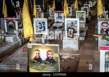 Beirut, Libanon. Oktober 2024. Der Journalist Ghassan Najjar, der für Al Mayadeen arbeitete, wurde am 26. Oktober 2024 auf dem Rawdat Alhawra’ Zaynab Friedhof für schiitische Muslime in Beiruts südlichen Vororten begraben. Er war einer von drei Medienarbeitern, die während eines israelischen Luftangriffs in Hasbaiyya, Libanon, getötet wurden. Nabatieh steht seit Anfang Oktober unter israelischem Evakuierungsbefehl. Israel eskalierte seine Angriffe auf den Libanon Mitte September und behauptete, es sei auf Hisbollah-Beamte und Infrastruktur gerichtet. (Credit Image: © Sally Hayden/SOPA Images via ZUMA Press Wire) NUR REDAKTIONELLE VERWENDUNG! Nicht für Co Stockfoto
