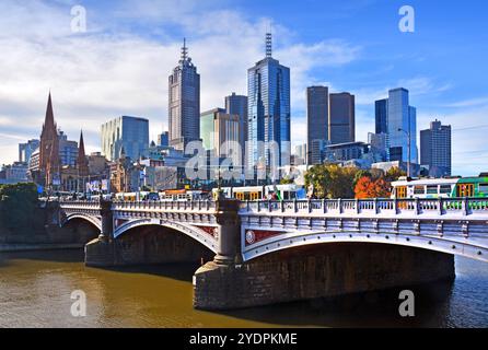 Melbourne, Australien - 14. Mai 2014: Melbourne City vom Südufer des Yarra River. Kreuzen Sie in den Vordergrund Straßenbahnen St Kilda Road bri Stockfoto