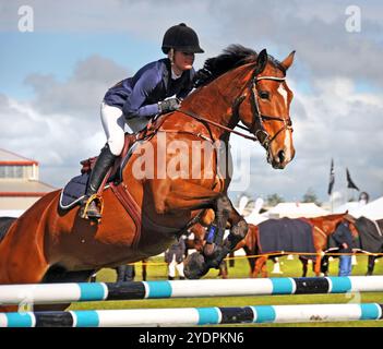 Christchurch, Neuseeland - 16. November 2012: Frauen und Pferde treten bei der Canterbury A&P Show 2012 an. Stockfoto