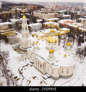 Luftaufnahme der schneebedeckten Penza mit Blick auf die Spassky-Kathedrale Stockfoto