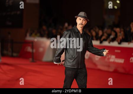 Rom, Italien. Oktober 2024. Maccio Capatonda besucht den roten Teppich „Vita da Carlo Terza Stagione“ während des 19. Rom Film Festivals im Auditorium Parco Della Musica in Rom, Italien, am 27. Oktober 2024. (Foto: Luca Carlino/NurPhoto) Credit: NurPhoto SRL/Alamy Live News Stockfoto