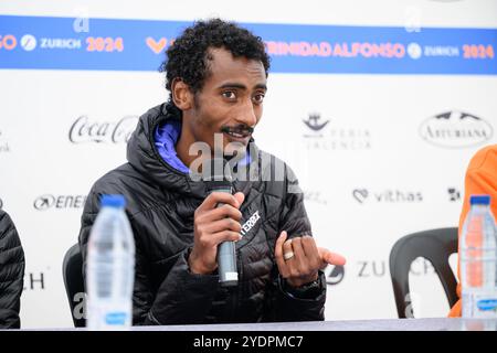 Porträt des äthiopischen Olympiasiäufers Yomif Kejelcha während der Pressekonferenz nach einem neuen Weltrekord beim Halbmarathon in Valencia, Spanien Stockfoto