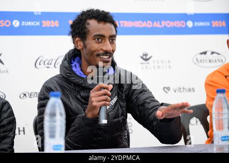 Porträt des äthiopischen Olympiasiäufers Yomif Kejelcha während der Pressekonferenz nach einem neuen Weltrekord beim Halbmarathon in Valencia, Spanien Stockfoto