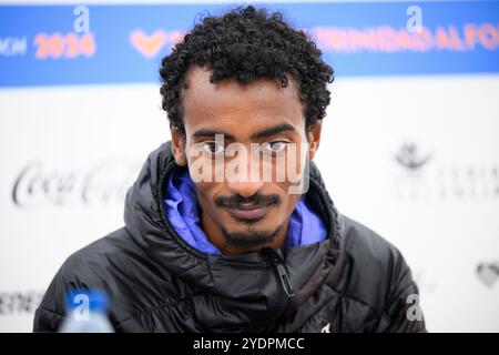 Porträt des äthiopischen Olympiasiäufers Yomif Kejelcha während der Pressekonferenz nach einem neuen Weltrekord beim Halbmarathon in Valencia, Spanien Stockfoto