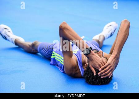 Der äthiopische Läufer Yomif Kejelcha lag am Boden, nachdem er den Halbmarathon von Valencia gewonnen und den Weltrekord aufgestellt hatte. Stockfoto