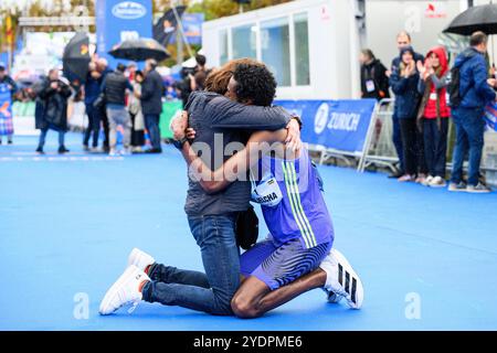 Der äthiopische Läufer Yomif Kejelcha kniete seinen Manager, nachdem er den Halbmarathon von Valencia gewonnen und den Weltrekord aufgestellt hatte Stockfoto