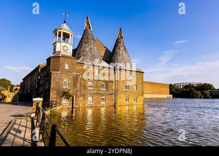 Außenansicht der historischen Uhrenmühle aus dem 19. Jahrhundert in Three Mills Island, Bow, London, England Stockfoto