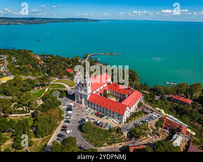 Tihany, Ungarn - aus der Vogelperspektive des berühmten Benediktinerklosters Tihany (Tihany Abbey) mit wunderschönem farbenfrohen Balaton-See und Himmel mit Clou Stockfoto