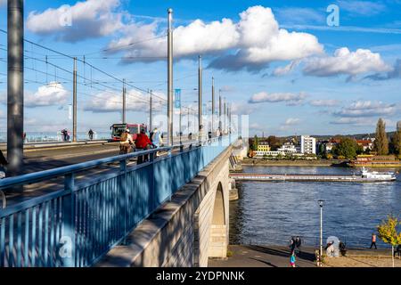Die Kennedybrücke, mittlere der 3 Bonner Rheinbrücken, verbindet das Zentrum von Bonn und den Stadtteil Beuel, Bundesstraße B56, Stadtbahnlinien und Geh- und Radwege, Frachter auf dem Rhein, Bonn NRW, Deutschland Kennedybrücke *** die Kennedybrücke, die Mitte der Bonns 3 Rheinbrücken, verbindet das Zentrum von Bonn und den Stadtteil Beuel, Bundesstraße B56, Stadtbahnlinien und Fuß- und Radwege, Frachter auf dem Rhein, Frachtschiff, Bonn NRW, Deutschland Kennedy Brücke Stockfoto