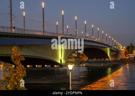 Die Kennedybrücke, mittlere der 3 Bonner Rheinbrücken, verbindet das Zentrum von Bonn und den Stadtteil Beuel, Bundesstraße B56, Stadtbahnlinien und Geh- und Radwege, Bonn NRW, Deutschland Kennedybrücke *** die Kennedybrücke, die Mitte von Bonns 3 Rheinbrücken, verbindet das Zentrum von Bonn und den Stadtteil Beuel, Bundesstraße B56, Stadtbahnlinien und Fuß- und Radwege, Bonn NRW, Deutschland Kennedy Brücke Stockfoto