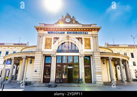 Außenansicht der Hala Świebodzki Bar und des Food Court im ehemaligen Bahnhof Wrocław Świebodzki, Breslau, Polen Stockfoto