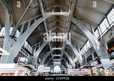 Das Innere der Markthalle (Hala Targowa), die Anfang des 20. Jahrhunderts von Richard Plüddemann in Breslau, Polen, erbaut wurde Stockfoto