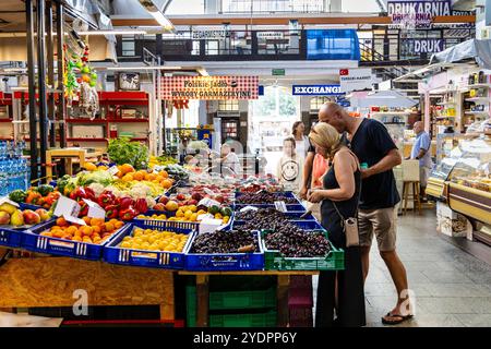 Leute, die an Imbissständen in der Breslauer Markthalle (Hala Targowa), Breslau, Polen, einkaufen Stockfoto