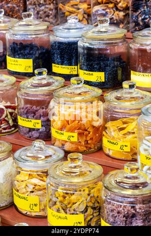 Gläser mit kandierten und getrockneten Früchten, Markthalle (Hala Targowa), erbaut Anfang des 20. Jahrhunderts, entworfen von Richard Plüddemann in Breslau, Polen Stockfoto