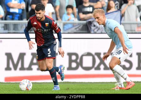 Rom, Italien. Oktober 2024. Martin Aaron von Genua (L) Gustav Isaksen von der SS Lazio (R) wurde während des Spiels der Serie A zwischen Lazio und Genua im Olympiastadion gesehen. Endpunktzahl Lazio 3: 0 Genua Credit: SOPA Images Limited/Alamy Live News Stockfoto