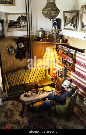 Altmodisches Interieur des Herbaciarnia Targowa Teesalons in der Markthalle (Hala Targowa) in Breslau, Polen Stockfoto