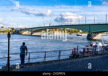 Die Kennedybrücke, mittlere der 3 Bonner Rheinbrücken, verbindet das Zentrum von Bonn und den Stadtteil Beuel, Bundesstraße B56, Stadtbahnlinien und Geh- und Radwege, Bonn NRW, Deutschland Kennedybrücke *** die Kennedybrücke, die Mitte von Bonns 3 Rheinbrücken, verbindet das Zentrum von Bonn und den Stadtteil Beuel, Bundesstraße B56, Stadtbahnlinien und Fußwege und Radwege, Bonn NRW, Deutschland Kennedy Brücke Stockfoto
