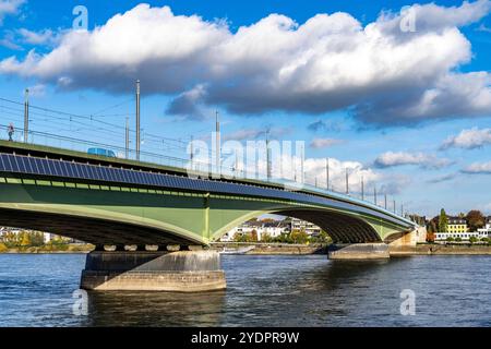 Die Kennedybrücke, mittlere der 3 Bonner Rheinbrücken, verbindet das Zentrum von Bonn und den Stadtteil Beuel, Bundesstraße B56, Stadtbahnlinien und Geh- und Radwege, Bonn NRW, Deutschland Kennedybrücke *** die Kennedybrücke, die Mitte von Bonns 3 Rheinbrücken, verbindet das Zentrum von Bonn und den Stadtteil Beuel, Bundesstraße B56, Stadtbahnlinien und Fuß- und Radwege, Bonn NRW, Deutschland Kennedy Brücke Stockfoto