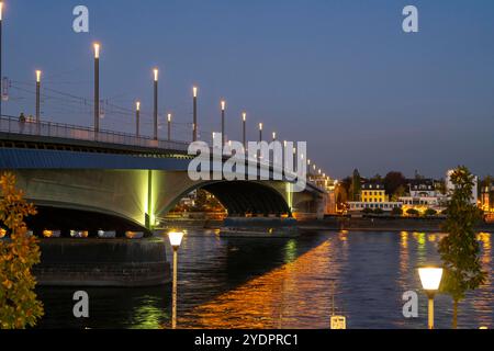 Die Kennedybrücke, mittlere der 3 Bonner Rheinbrücken, verbindet das Zentrum von Bonn und den Stadtteil Beuel, Bundesstraße B56, Stadtbahnlinien und Geh- und Radwege, Bonn NRW, Deutschland Kennedybrücke *** die Kennedybrücke, die Mitte von Bonns 3 Rheinbrücken, verbindet das Zentrum von Bonn und den Stadtteil Beuel, Bundesstraße B56, Stadtbahnlinien und Fußwege und Radwege, Bonn NRW, Deutschland Kennedy Brücke Stockfoto