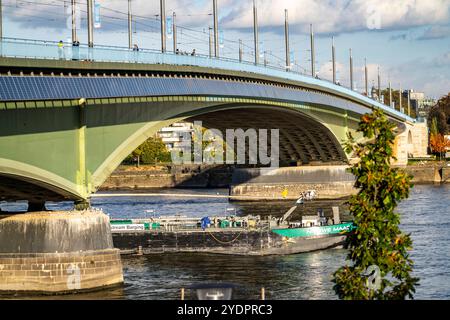 Die Kennedybrücke, mittlere der 3 Bonner Rheinbrücken, verbindet das Zentrum von Bonn und den Stadtteil Beuel, Bundesstraße B56, Stadtbahnlinien und Geh- und Radwege, Frachter auf dem Rhein, Bonn NRW, Deutschland Kennedybrücke *** die Kennedybrücke, die Mitte der Bonns 3 Rheinbrücken, verbindet das Zentrum von Bonn und den Stadtteil Beuel, Bundesstraße B56, Stadtbahnlinien und Fuß- und Radwege, Frachter auf dem Rhein, Frachtschiff, Bonn NRW, Deutschland Kennedy Brücke Stockfoto