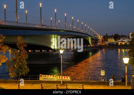 Die Kennedybrücke, mittlere der 3 Bonner Rheinbrücken, verbindet das Zentrum von Bonn und den Stadtteil Beuel, Bundesstraße B56, Stadtbahnlinien und Geh- und Radwege, Bonn NRW, Deutschland Kennedybrücke *** die Kennedybrücke, die Mitte von Bonns 3 Rheinbrücken, verbindet das Zentrum von Bonn und den Stadtteil Beuel, Bundesstraße B56, Stadtbahnlinien und Fußwege und Radwege, Bonn NRW, Deutschland Kennedy Brücke Stockfoto