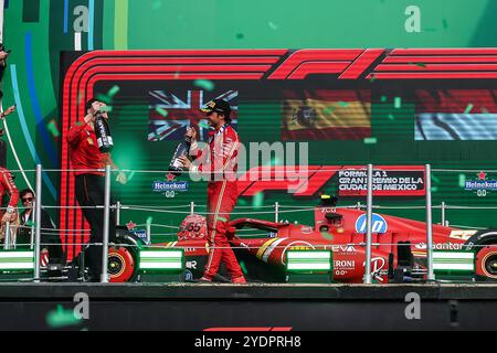 Mexiko-Stadt, Mexiko. Oktober 2024. SAINZ Carlos (Spa), Scuderia Ferrari SF-24, Porträt-Podium-Feier während der Formel 1 Gran Premio de la Ciudad de Mexico 2024, 20. Runde der Formel-1-Weltmeisterschaft 2024 vom 25. Bis 27. Oktober 2024 auf dem Autodromo Hermanos Rodriguez in Mexiko-Stadt, Mexiko - Foto Eric Alonso/DPPI Credit: DPPI Media/Alamy Live News Stockfoto