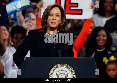 Philadelphia, Usa. Oktober 2024. US-Vizepräsidentin Kamala Harris nimmt am 27. Oktober 2024 die Bühne für eine Rallye in Philadelphia, PA, USA, auf. (Foto: Bastiaan Slabbers/SIPA USA) Credit: SIPA USA/Alamy Live News Stockfoto