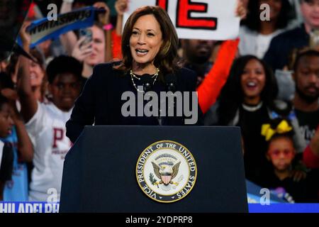 Philadelphia, Usa. Oktober 2024. US-Vizepräsidentin Kamala Harris nimmt am 27. Oktober 2024 die Bühne für eine Rallye in Philadelphia, PA, USA, auf. (Foto: Bastiaan Slabbers/SIPA USA) Credit: SIPA USA/Alamy Live News Stockfoto