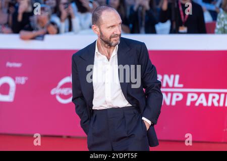 Rom, Italien. Oktober 2024. Der Schauspieler Ralph Fiennes nimmt am 26. Oktober 2024 während der neunzehnten Ausgabe des Rome Film fest auf dem roten Teppich des Conclave Teil (Foto: Matteo Nardone/Pacific Press). Credit: Pacific Press Media Production Corp./Alamy Live News Stockfoto