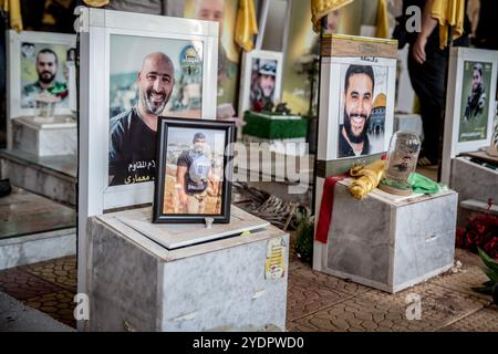 Beirut, Libanon. Oktober 2024. Der Journalist Ghassan Najjar, der für Al Mayadeen arbeitete, wurde am 26. Oktober 2024 auf dem Rawdat Alhawra’ Zaynab Friedhof für schiitische Muslime in Beiruts südlichen Vororten begraben. Nabatieh steht seit Anfang Oktober unter israelischem Evakuierungsbefehl. Israel eskalierte seine Angriffe auf den Libanon Mitte September und behauptete, es sei auf Hisbollah-Beamte und Infrastruktur gerichtet. (Foto: Sally Hayden/SOPA Images/SIPA USA) Credit: SIPA USA/Alamy Live News Stockfoto