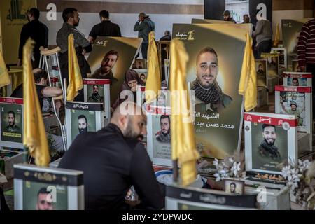 Beirut, Libanon. Oktober 2024. Trauernde besuchen Gräber auf dem Friedhof Rawdat Alhawra' Zaynab für schiitische Muslime in Beiruts südlichen Vororten. Hisbollah-Kämpfer und Opfer von Luftangriffen gehören zu den dort beerdigten. Nabatieh steht seit Anfang Oktober unter israelischem Evakuierungsbefehl. Israel eskalierte seine Angriffe auf den Libanon Mitte September und behauptete, es sei auf Hisbollah-Beamte und Infrastruktur gerichtet. (Foto: Sally Hayden/SOPA Images/SIPA USA) Credit: SIPA USA/Alamy Live News Stockfoto