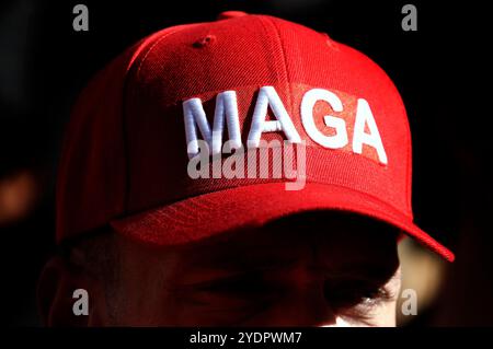 New York, Usa. Oktober 2024. Ein Unterstützer trägt einen Trump-Wahlkampfhut, während er darauf wartet, für die Kundgebung des ehemaligen Präsidenten Donald J. Trumps im Madison Square Garden in New York City am Sonntag, den 27. Oktober 2024, reingelassen zu werden. Foto: Peter Foley/UPI Credit: UPI/Alamy Live News Stockfoto
