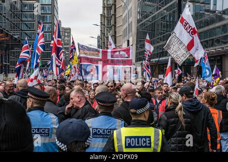 Tausende rechtsextremer Aktivisten werden von der Polizei eingeklemmt, als sie von Victoria zum Parlament marschieren, am 26. Oktober 2024. UK Stockfoto