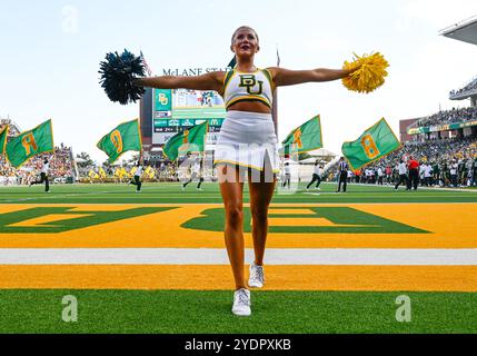 Waco, Texas, USA. Oktober 2024. Baylor Bears Cheerleader während der 2. Hälfte des NCAA Football-Spiels zwischen den Oklahoma State Cowboys und Baylor Bears im McLane Stadium in Waco, Texas. Matthew Lynch/CSM/Alamy Live News Stockfoto