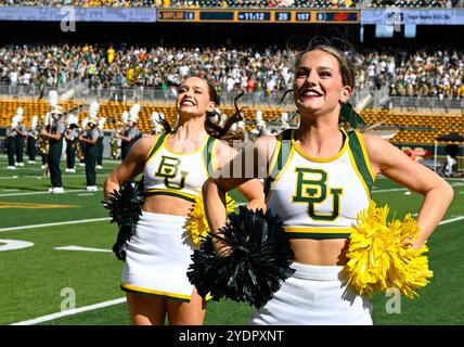 Waco, Texas, USA. Oktober 2024. Baylor Bears Cheerleader vor dem NCAA Football Spiel zwischen den Oklahoma State Cowboys und Baylor Bears im McLane Stadium in Waco, Texas. Matthew Lynch/CSM/Alamy Live News Stockfoto