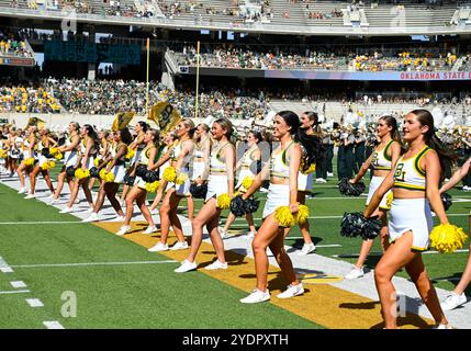 Waco, Texas, USA. Oktober 2024. Baylor Bears Cheerleader vor dem NCAA Football Spiel zwischen den Oklahoma State Cowboys und Baylor Bears im McLane Stadium in Waco, Texas. Matthew Lynch/CSM/Alamy Live News Stockfoto