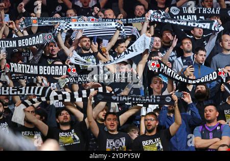 Berlin – 4. April 2024: Partizan Belgrad Ultra-Fans zeigen ihre Unterstützung beim Basketballspiel der Turkish Airlines EuroLeague gegen ALBA Berlin in der Uber Arena in Berlin Stockfoto