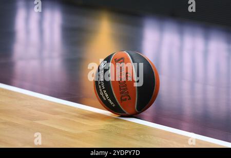 Berlin, Deutschland - 4. April 2024: Spalding, offizieller Match Ball der Turkish Airlines EuroLeague auf dem Parkett der Uber Arena in Berlin während des Basketballspiels ALBA Berlin gegen Partizan Belgrad Stockfoto