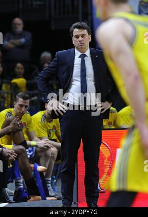 Berlin – 4. April 2024: Israel GONZALEZ, Head Coach von ALBA Berlin, in Aktion während des Turkish Airlines EuroLeague Basketballspiels ALBA Berlin gegen Partizan Belgrad in der Uber Arena in Berlin Stockfoto