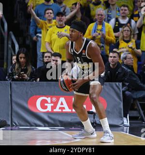 Berlin, 4. April 2024: Zach LEDAY von Partizan Belgrad (#2) im Einsatz während des Basketballspiels der Turkish Airlines EuroLeague gegen ALBA Berlin in der Uber Arena in Berlin Stockfoto