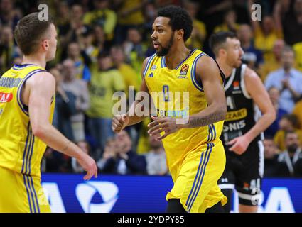 Berlin, Deutschland - 4. April 2024: Sterling BROWN von ALBA Berlin (C, #0) reagiert während des Basketballspiels der Turkish Airlines EuroLeague gegen Partizan Belgrad in der Uber Arena in Berlin Stockfoto